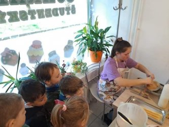 Vianočné zdobenie medovníkov v cukrárni