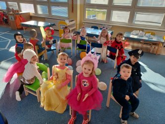 V škôlke máme veľký bál, hurá je tu karneval!