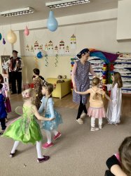 V škôlke máme veľký bál, hurá je tu karneval!