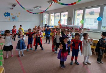 V škôlke máme veľký bál, hurá je tu karneval!