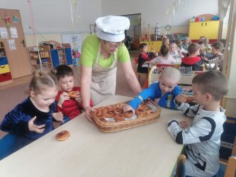 V škôlke máme veľký bál, hurá je tu karneval!