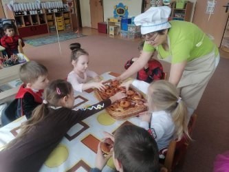 V škôlke máme veľký bál, hurá je tu karneval!