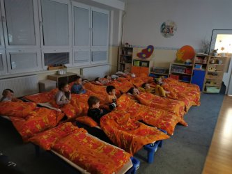 Noc s Andersenom v materskej škole - dobrodružná cesta prasiatok Budkáčika a Dubkáčika