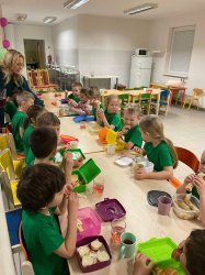 Noc s Andersenom v materskej škole - dobrodružná cesta prasiatok Budkáčika a Dubkáčika