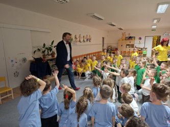 Noc s Andersenom v materskej škole - dobrodružná cesta prasiatok Budkáčika a Dubkáčika