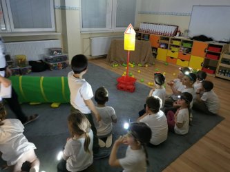 Noc s Andersenom v materskej škole - dobrodružná cesta prasiatok Budkáčika a Dubkáčika