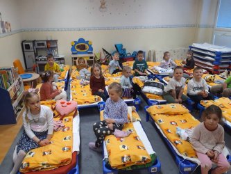 Noc s Andersenom v materskej škole - dobrodružná cesta prasiatok Budkáčika a Dubkáčika