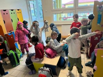 Noc s Andersenom v materskej škole - dobrodružná cesta prasiatok Budkáčika a Dubkáčika