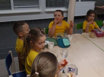 Noc s Andersenom v materskej škole - dobrodružná cesta prasiatok Budkáčika a Dubkáčika