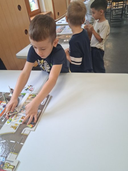 Pozor, červená, stoj! Predškoláci z tried Motýliky a Veveričky zažili deň plný dopravy v CVČ Domček