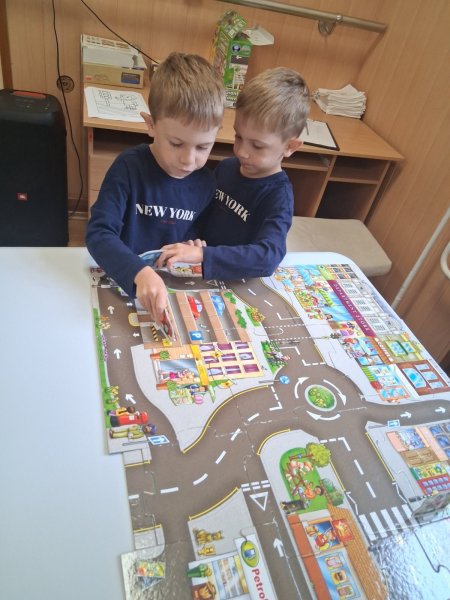 Pozor, červená, stoj! Predškoláci z tried Motýliky a Veveričky zažili deň plný dopravy v CVČ Domček