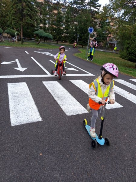 Pozor, červená, stoj! Predškoláci z tried Motýliky a Veveričky zažili deň plný dopravy v CVČ Domček